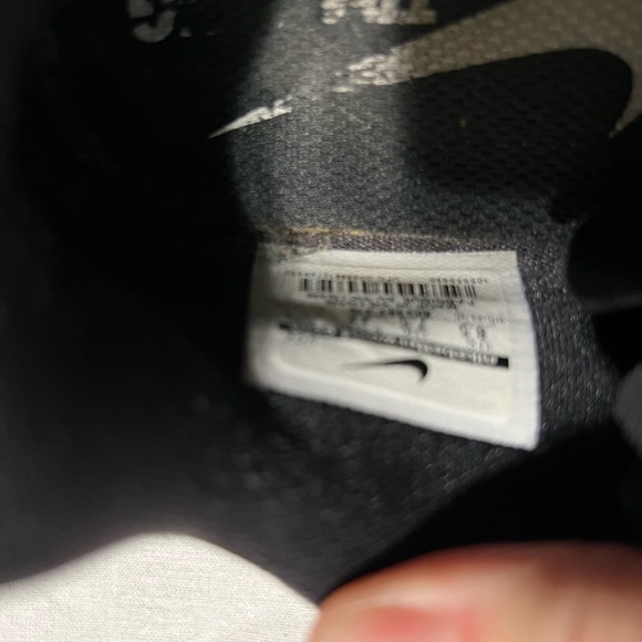 Men’s 8.5 Nike Shoes - Picture 5 of 5